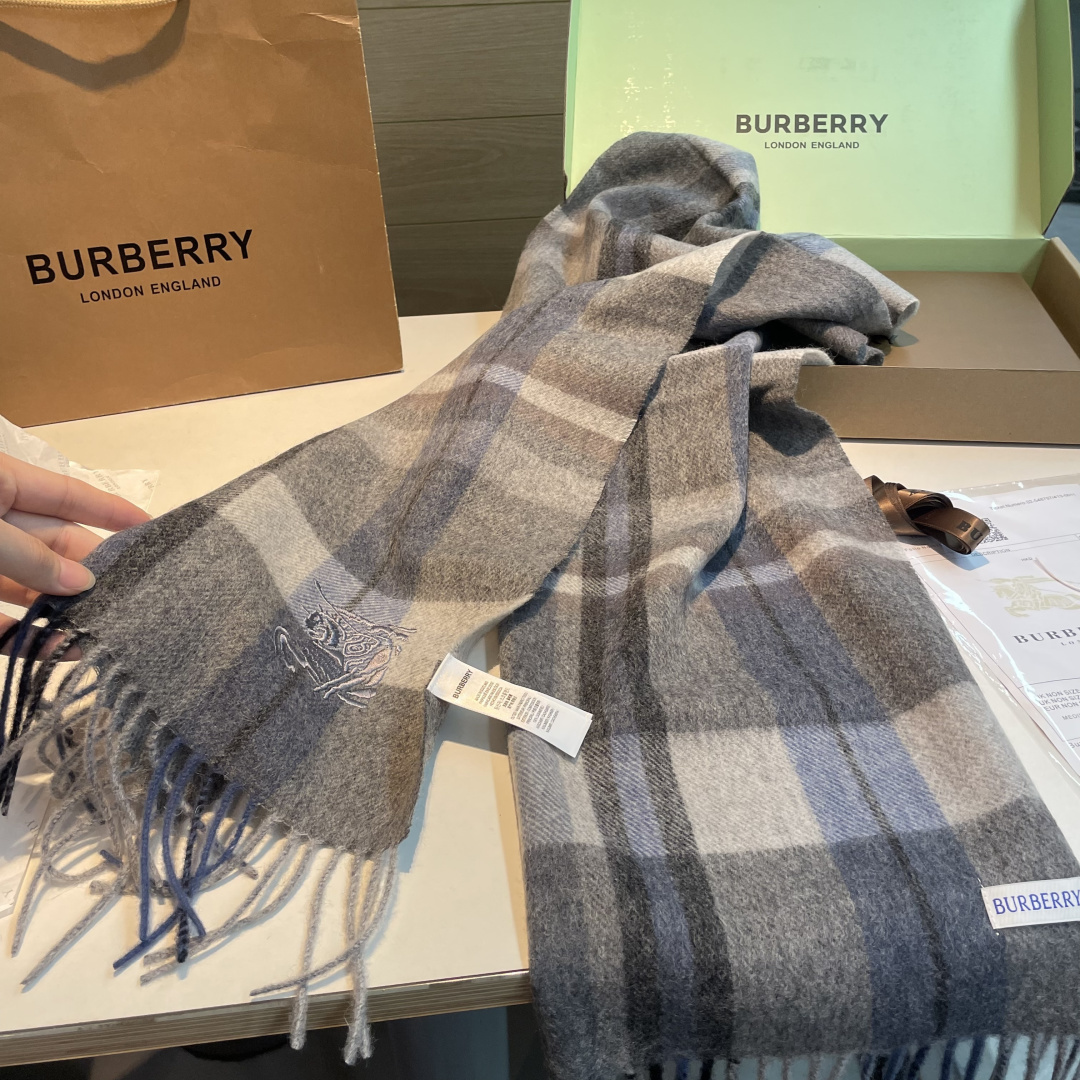 ✨✨Burberry · 巴宝莉双面围巾❗好看的要疯掉了，太有型太有魅力了❗❗非常斯文时尚的秋冬单品！真