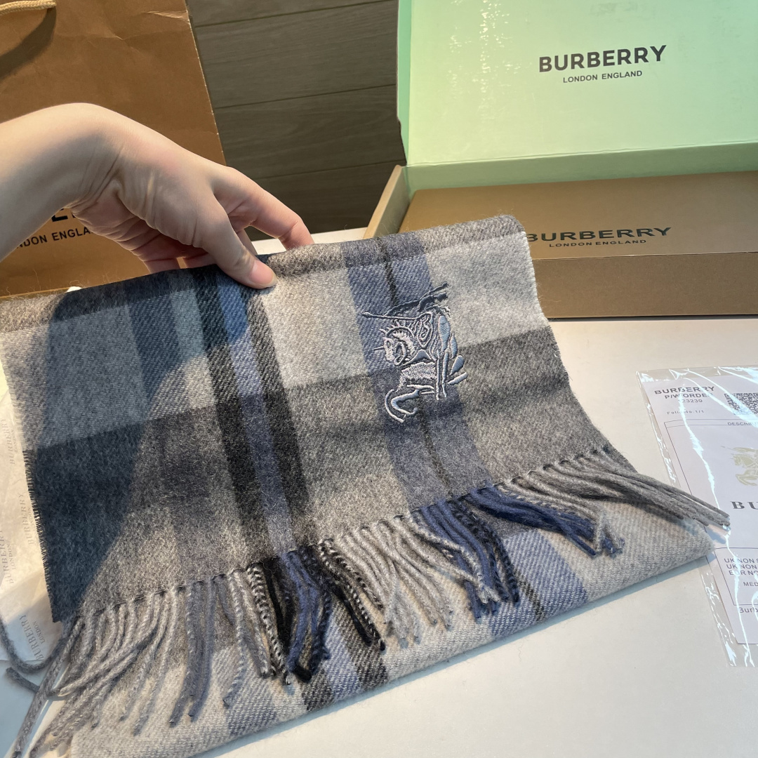 ✨✨Burberry · 巴宝莉双面围巾❗好看的要疯掉了，太有型太有魅力了❗❗非常斯文时尚的秋冬单品！真