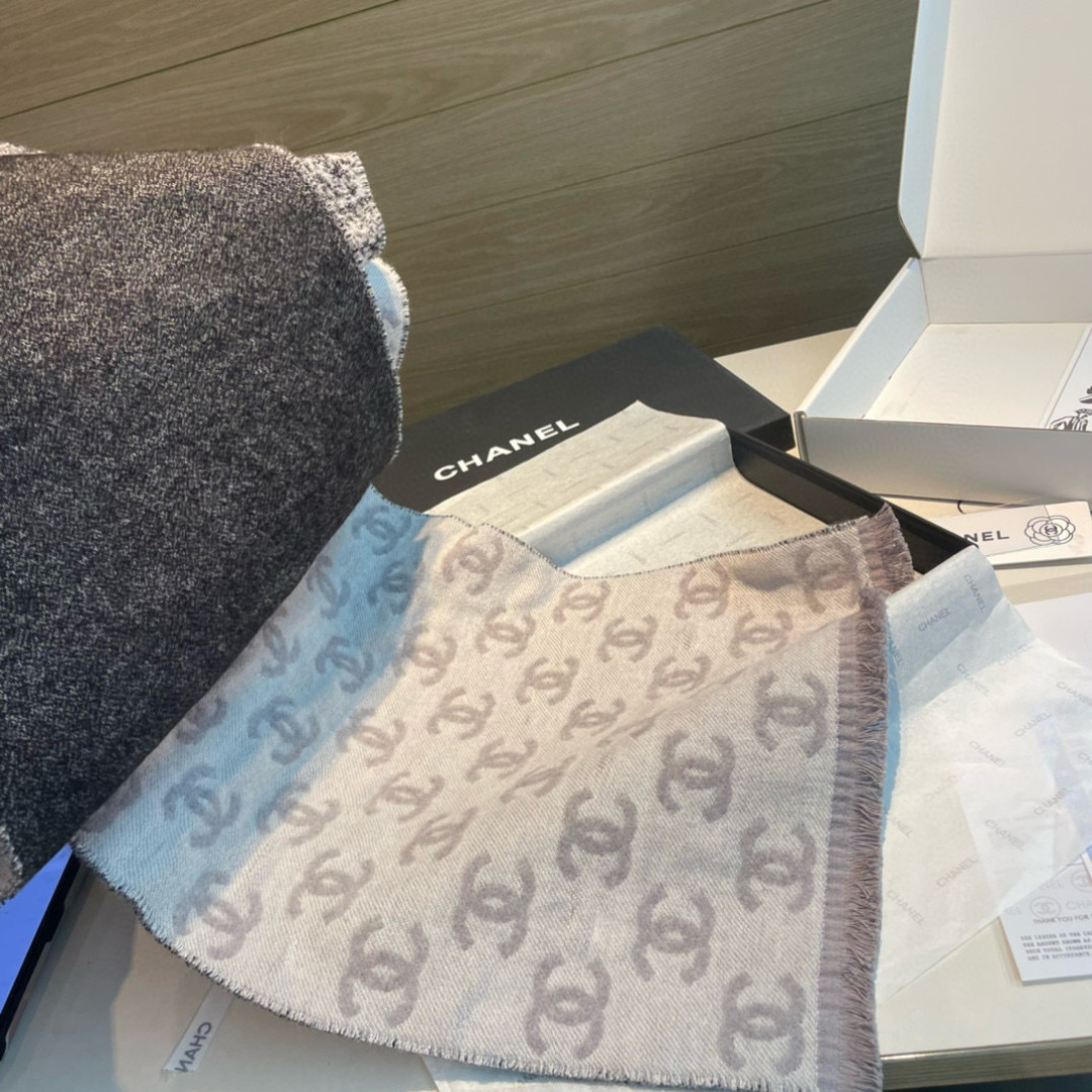 CC 24B『双C渐变围巾』双C Logo渐变围巾 双C渐变到纯色简单利落的同时又有设计感羊毛加羊绒的材