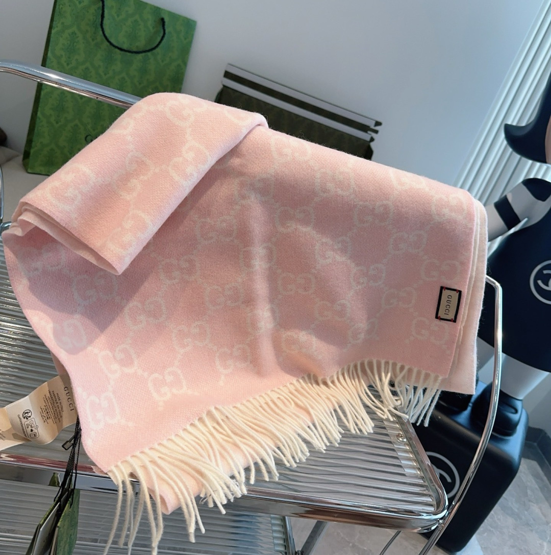 Gucci重磅专柜最最新款，专柜售8000+的好货！就是喜欢Gucci这种调调！长在很多人喜欢这种时髦感