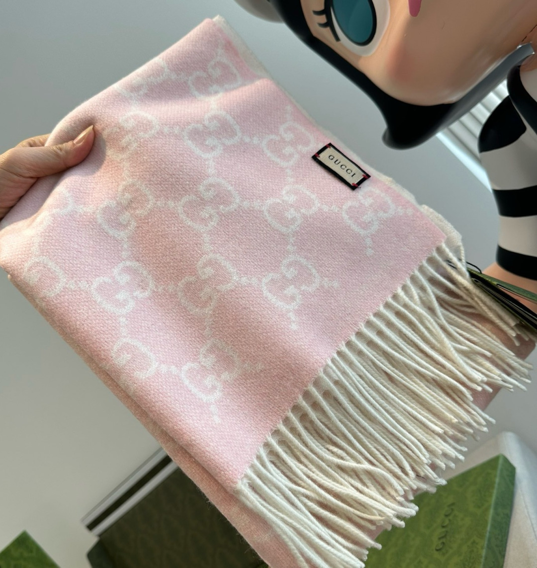 Gucci重磅专柜最最新款，专柜售8000+的好货！就是喜欢Gucci这种调调！长在很多人喜欢这种时髦感