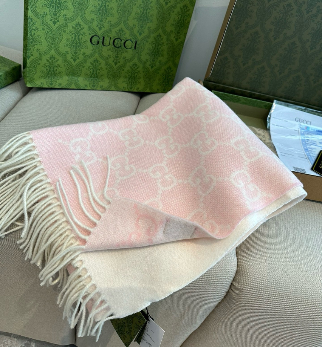 Gucci重磅专柜最最新款，专柜售8000+的好货！就是喜欢Gucci这种调调！长在很多人喜欢这种时髦感