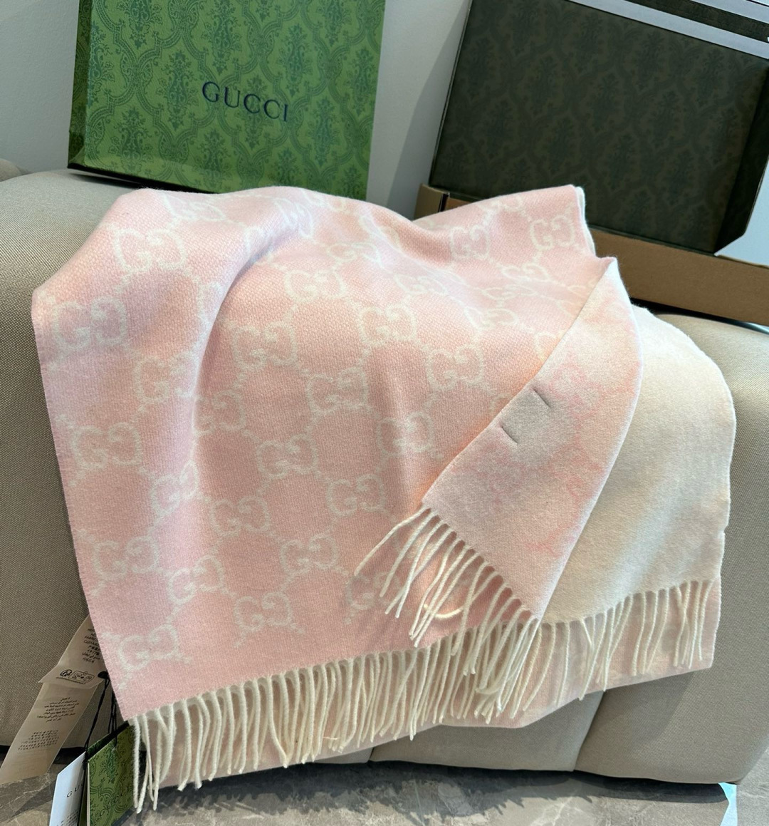 Gucci重磅专柜最最新款，专柜售8000+的好货！就是喜欢Gucci这种调调！长在很多人喜欢这种时髦感