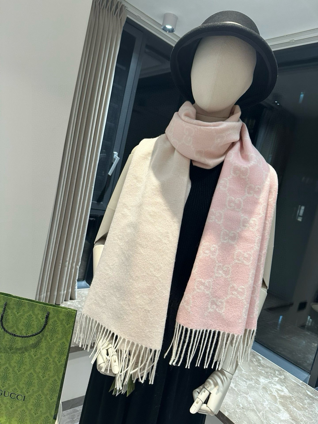 Gucci重磅专柜最最新款，专柜售8000+的好货！就是喜欢Gucci这种调调！长在很多人喜欢这种时髦感