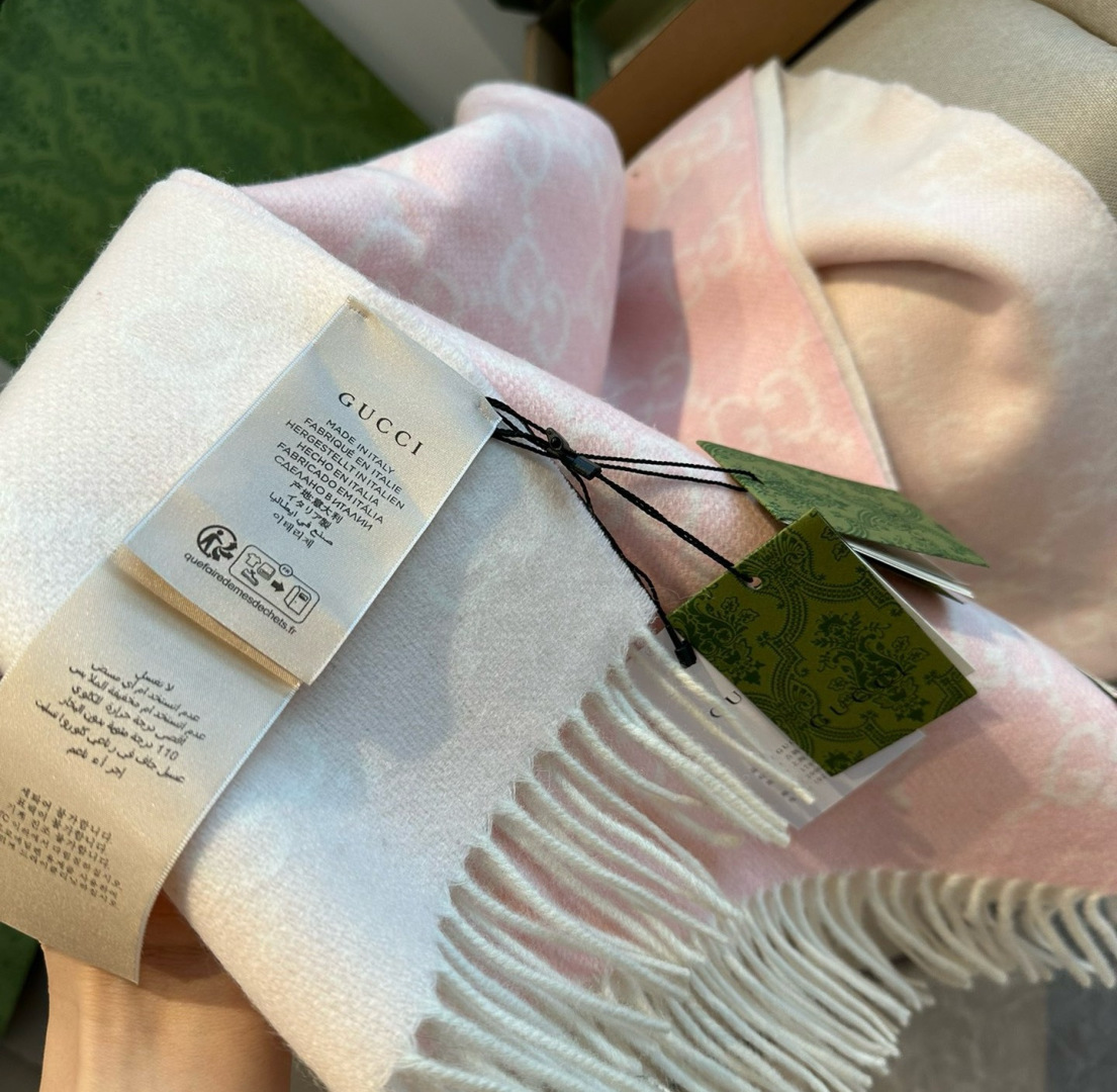 Gucci重磅专柜最最新款，专柜售8000+的好货！就是喜欢Gucci这种调调！长在很多人喜欢这种时髦感