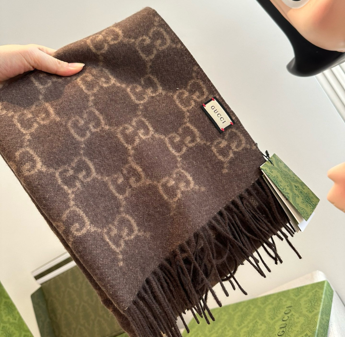 Gucci重磅专柜最最新款，专柜售8000+的好货！就是喜欢Gucci这种调调！长在很多人喜欢这种时髦感