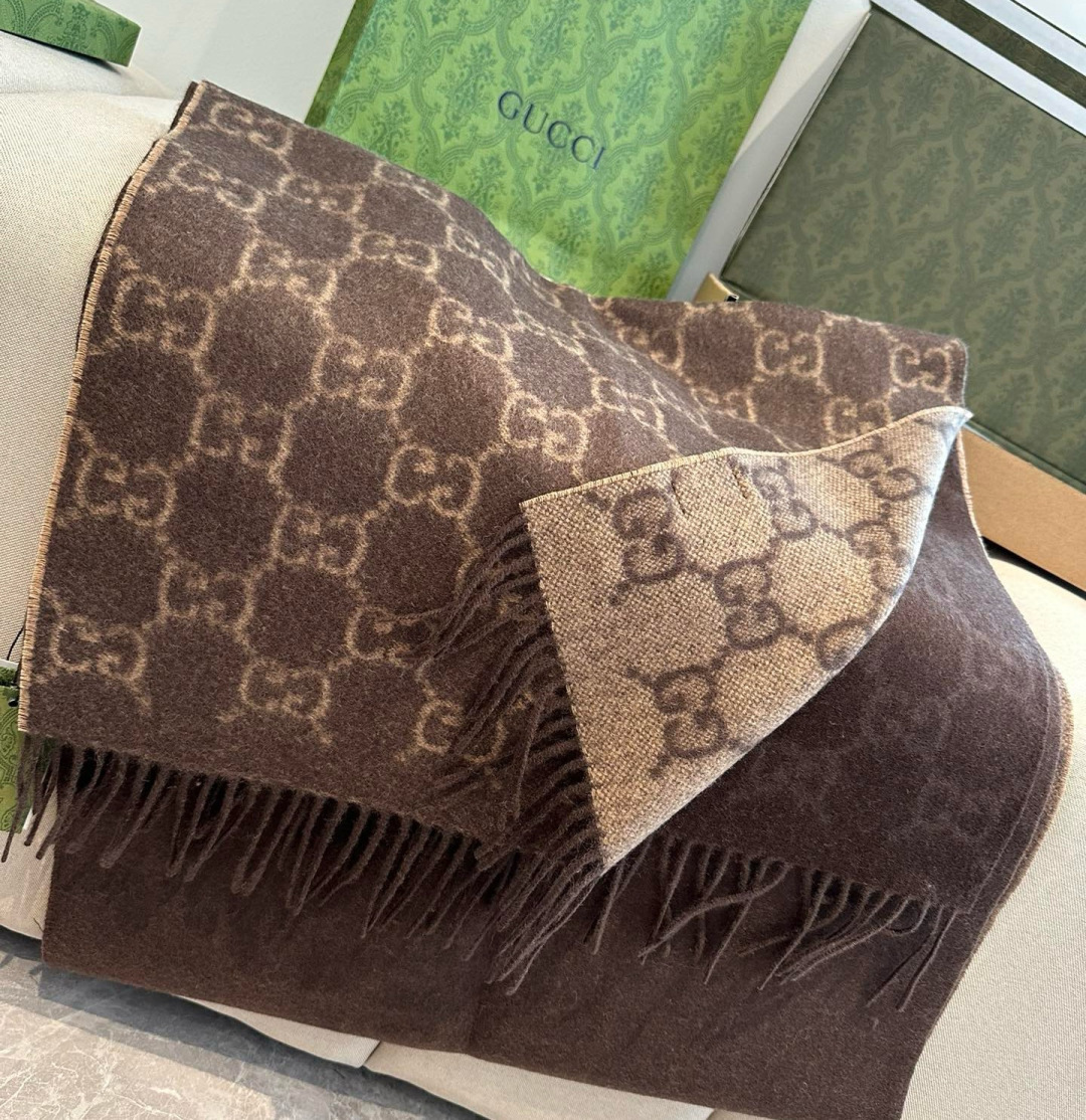 Gucci重磅专柜最最新款，专柜售8000+的好货！就是喜欢Gucci这种调调！长在很多人喜欢这种时髦感