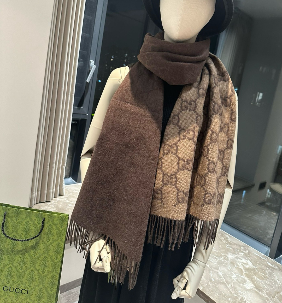 Gucci重磅专柜最最新款，专柜售8000+的好货！就是喜欢Gucci这种调调！长在很多人喜欢这种时髦感