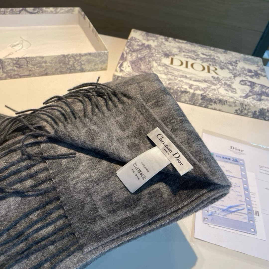 迪奥(Dior)以其精湛的工艺技术和源源不断的想像力 成为当代最具艺术魅力法国巴黎的高档品牌 下方充满奢