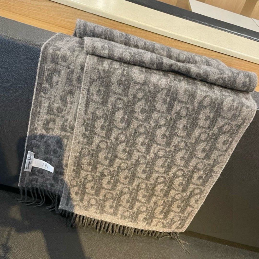 迪奥(Dior)以其精湛的工艺技术和源源不断的想像力 成为当代最具艺术魅力法国巴黎的高档品牌 下方充满奢