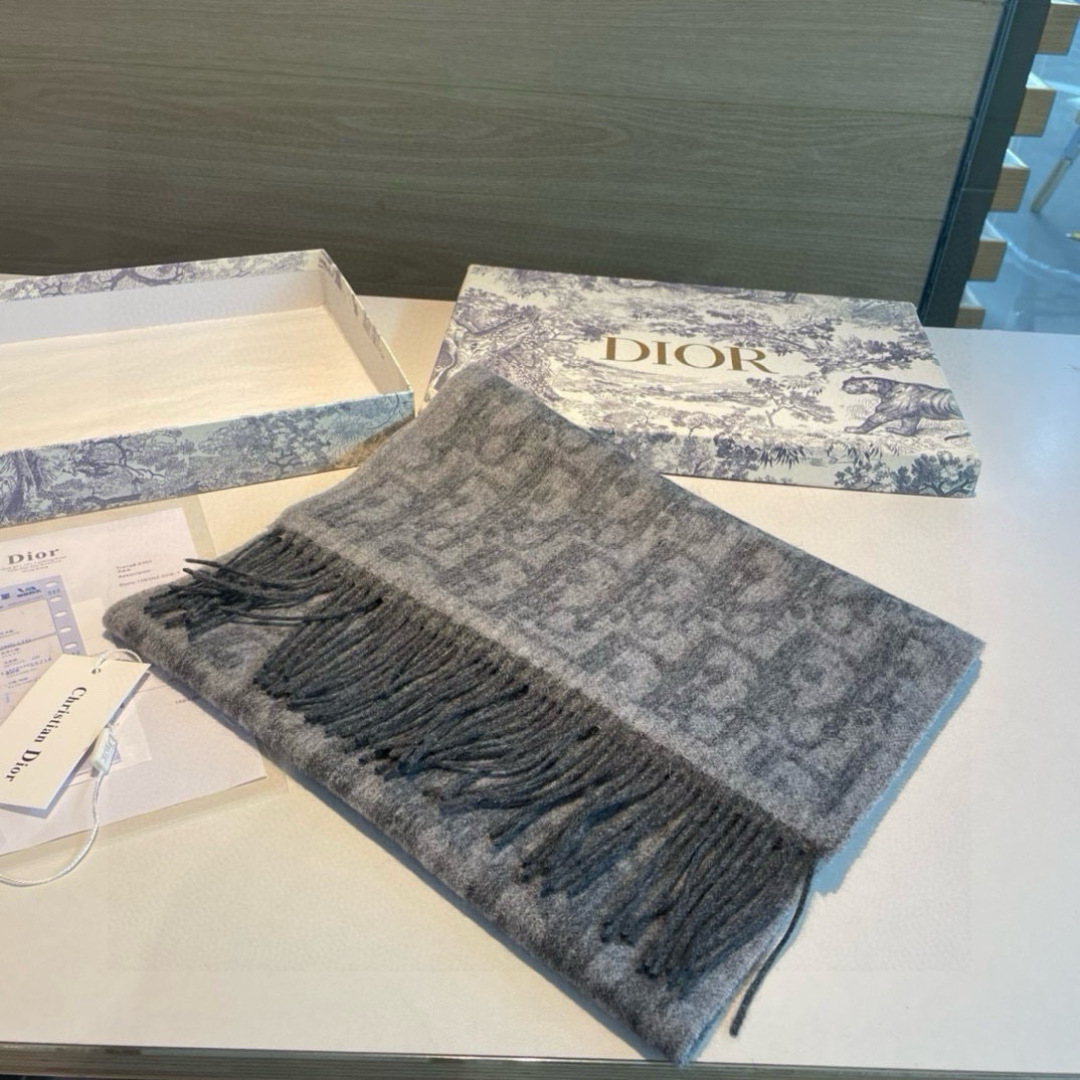 迪奥(Dior)以其精湛的工艺技术和源源不断的想像力 成为当代最具艺术魅力法国巴黎的高档品牌 下方充满奢