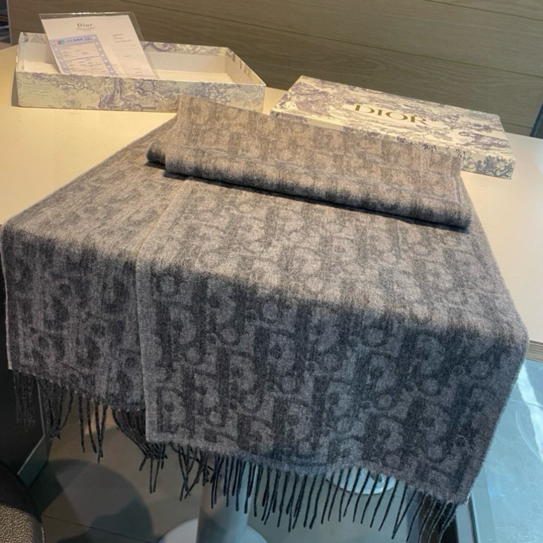 迪奥(Dior)以其精湛的工艺技术和源源不断的想像力 成为当代最具艺术魅力法国巴黎的高档品牌 下方充满奢