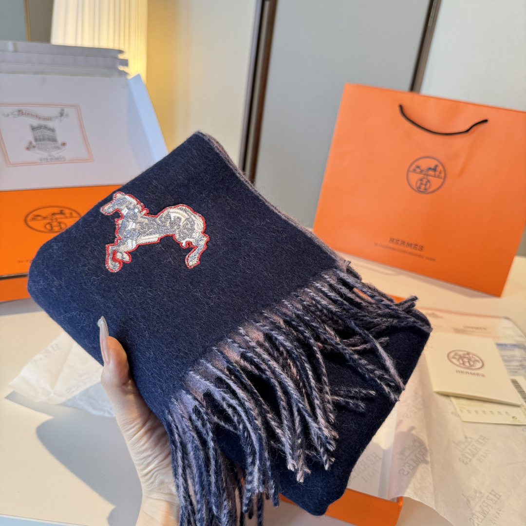 ✨✨爱马仕双面围巾❗好看的要疯掉了，太有型太有魅力了❗❗非常斯文时尚的秋冬单品！真的很喜欢，非常Clas