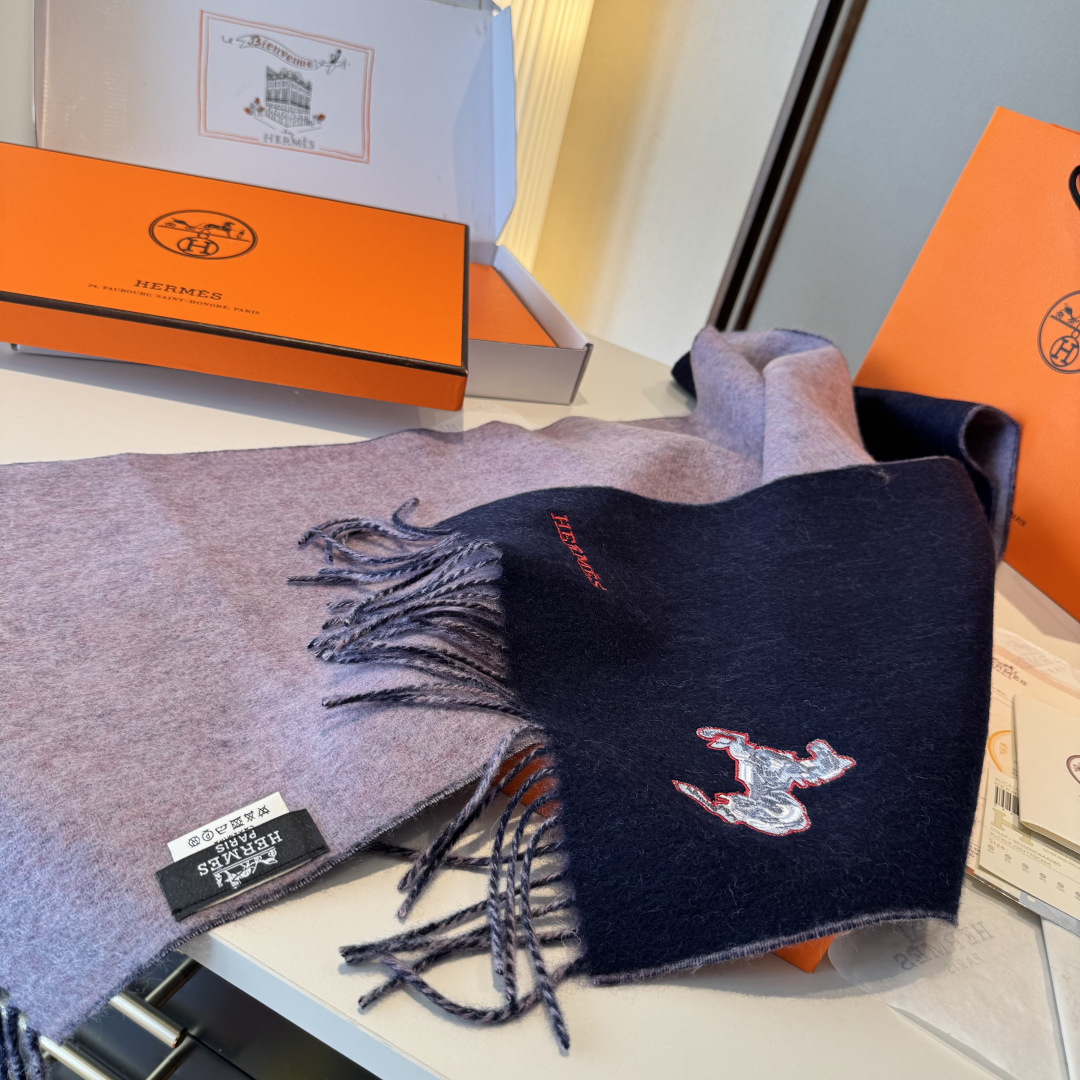 ✨✨爱马仕双面围巾❗好看的要疯掉了，太有型太有魅力了❗❗非常斯文时尚的秋冬单品！真的很喜欢，非常Clas