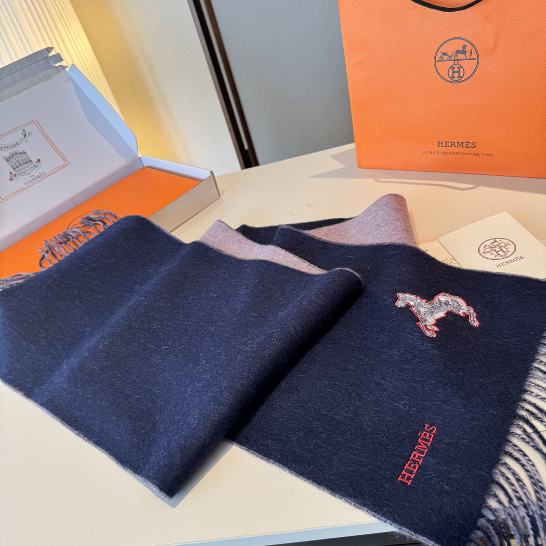 ✨✨爱马仕双面围巾❗好看的要疯掉了，太有型太有魅力了❗❗非常斯文时尚的秋冬单品！真的很喜欢，非常Clas