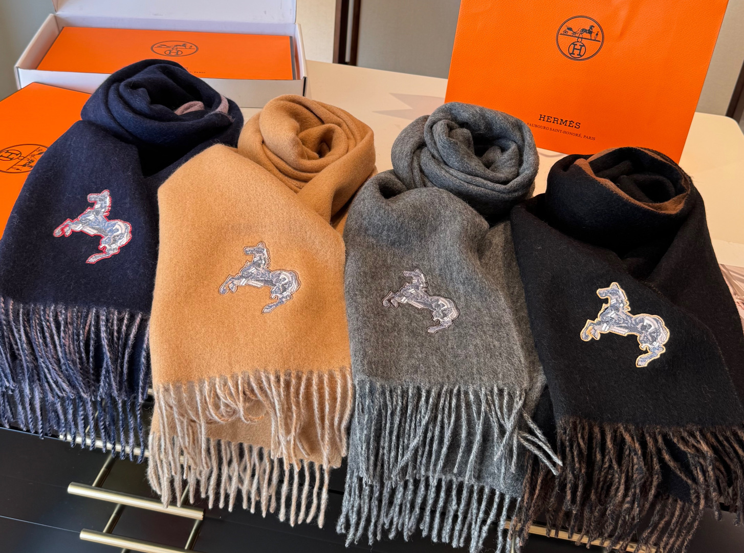 ✨✨爱马仕双面围巾❗好看的要疯掉了，太有型太有魅力了❗❗非常斯文时尚的秋冬单品！真的很喜欢，非常Clas