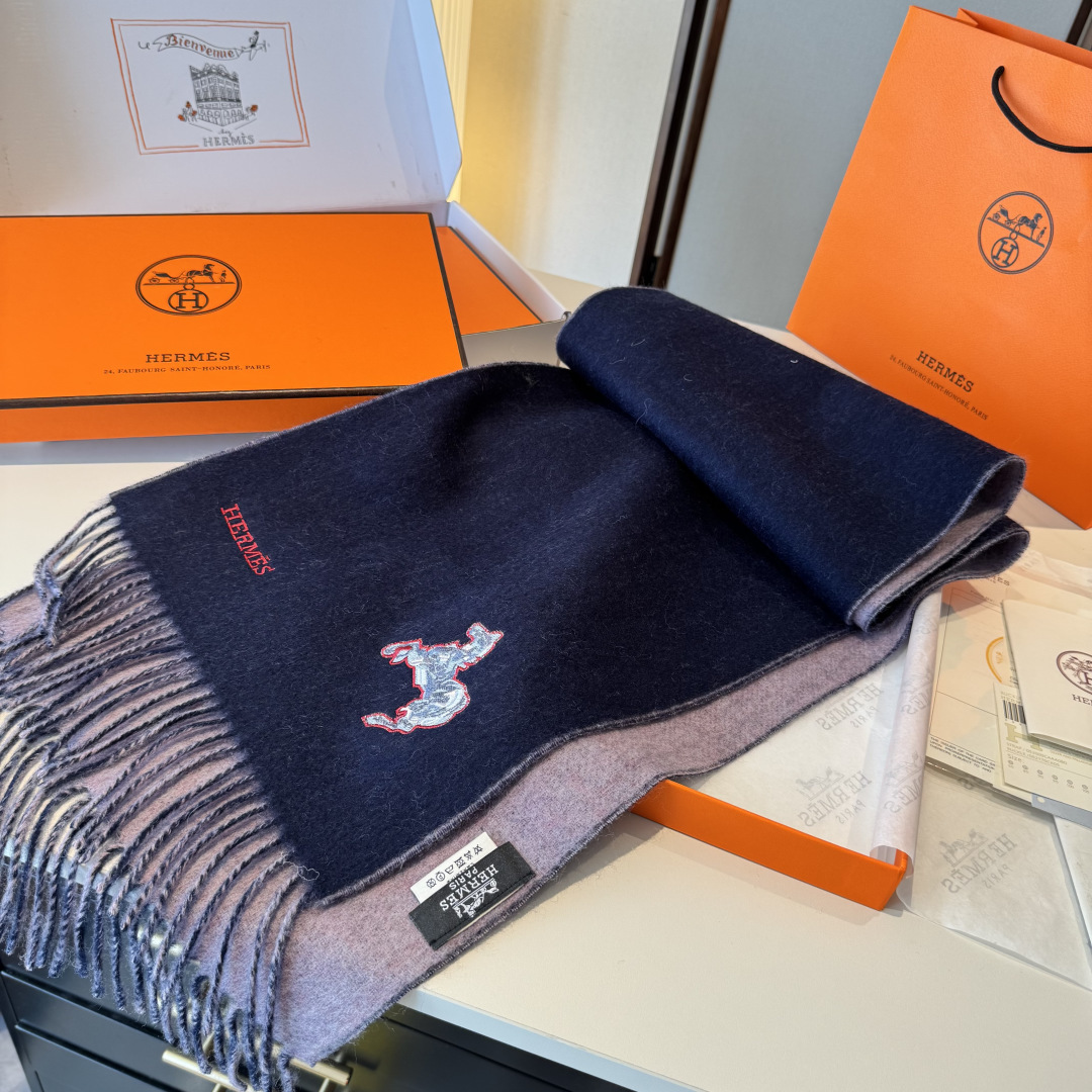 ✨✨爱马仕双面围巾❗好看的要疯掉了，太有型太有魅力了❗❗非常斯文时尚的秋冬单品！真的很喜欢，非常Clas