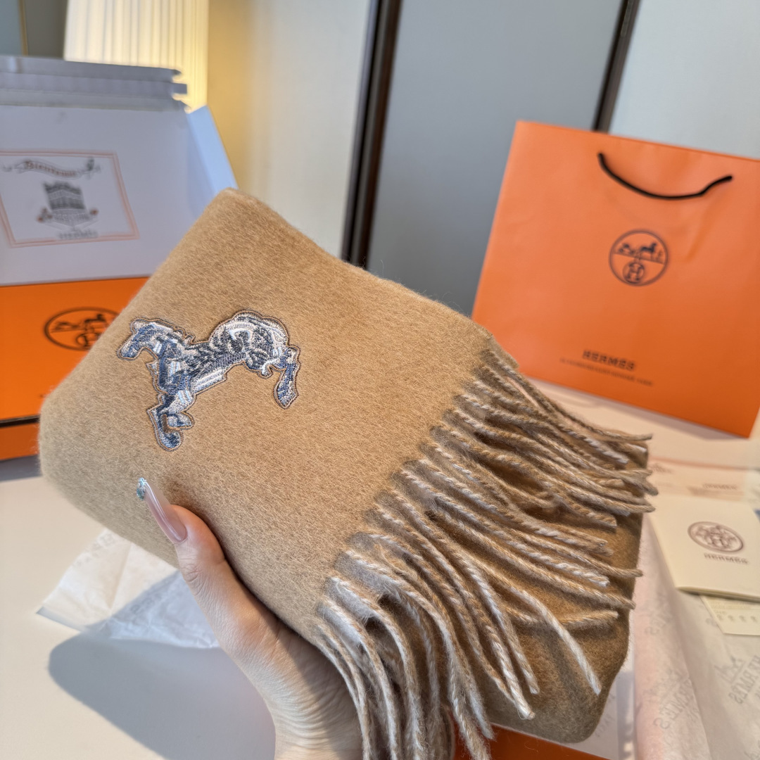 ✨✨爱马仕双面围巾❗好看的要疯掉了，太有型太有魅力了❗❗非常斯文时尚的秋冬单品！真的很喜欢，非常Clas