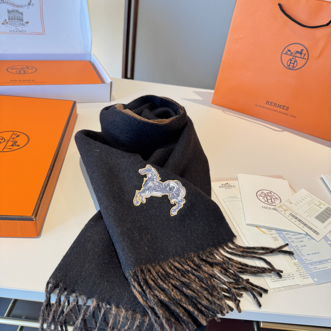 ✨✨爱马仕双面围巾❗好看的要疯掉了，太有型太有魅力了❗❗非常斯文时尚的秋冬单品！真的很喜欢，非常Clas