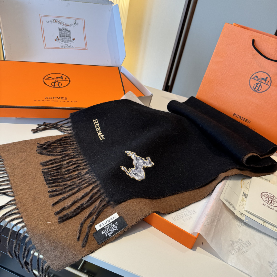 ✨✨爱马仕双面围巾❗好看的要疯掉了，太有型太有魅力了❗❗非常斯文时尚的秋冬单品！真的很喜欢，非常Clas