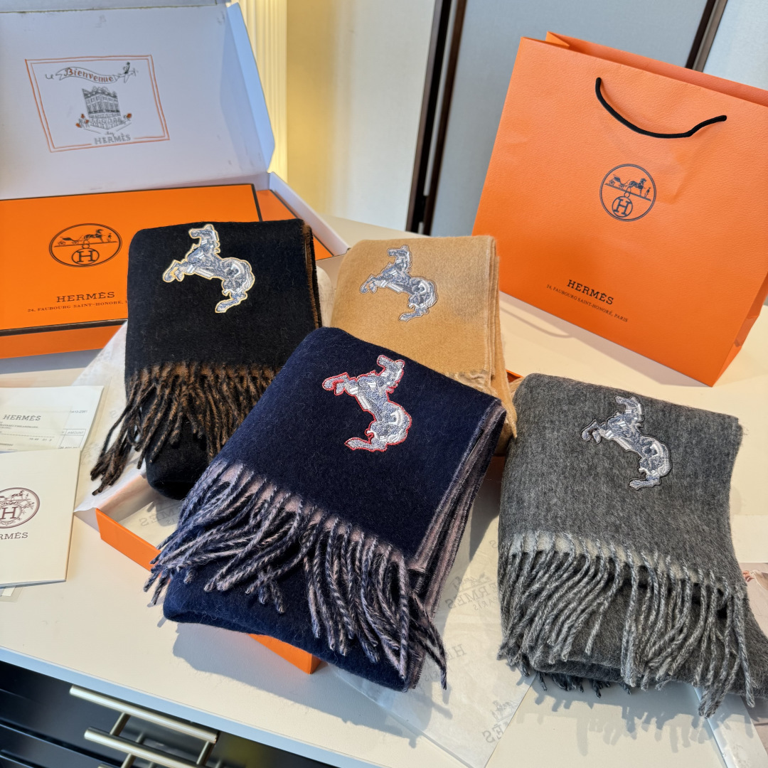 ✨✨爱马仕双面围巾❗好看的要疯掉了，太有型太有魅力了❗❗非常斯文时尚的秋冬单品！真的很喜欢，非常Clas