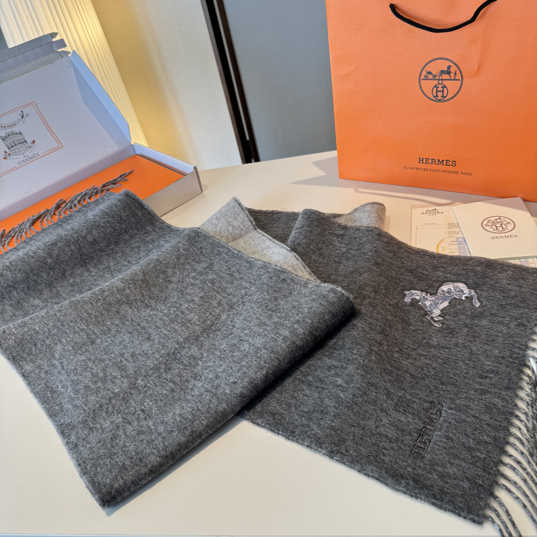 ✨✨爱马仕双面围巾❗好看的要疯掉了，太有型太有魅力了❗❗非常斯文时尚的秋冬单品！真的很喜欢，非常Clas