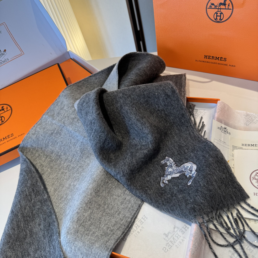 ✨✨爱马仕双面围巾❗好看的要疯掉了，太有型太有魅力了❗❗非常斯文时尚的秋冬单品！真的很喜欢，非常Clas
