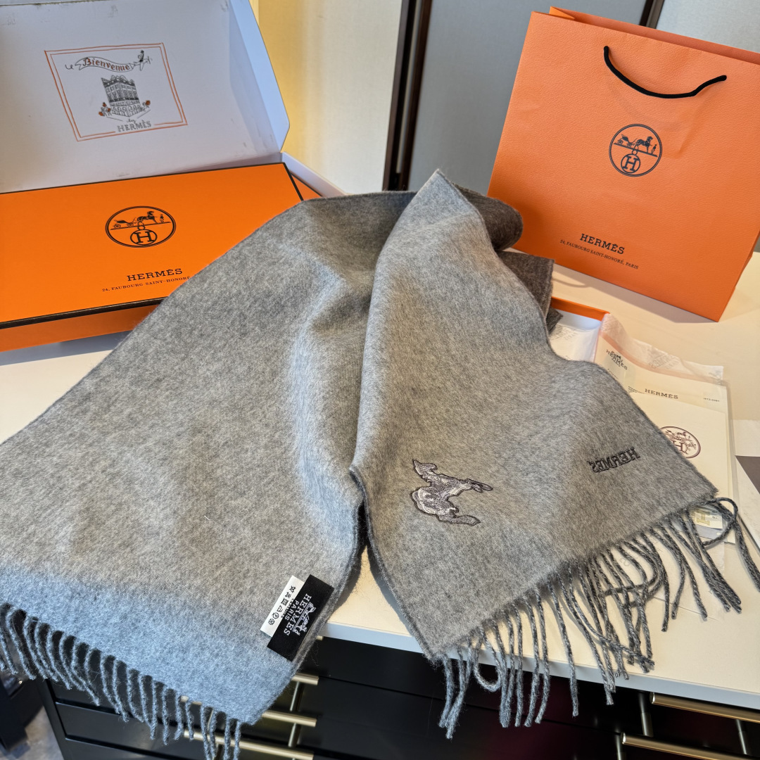 ✨✨爱马仕双面围巾❗好看的要疯掉了，太有型太有魅力了❗❗非常斯文时尚的秋冬单品！真的很喜欢，非常Clas