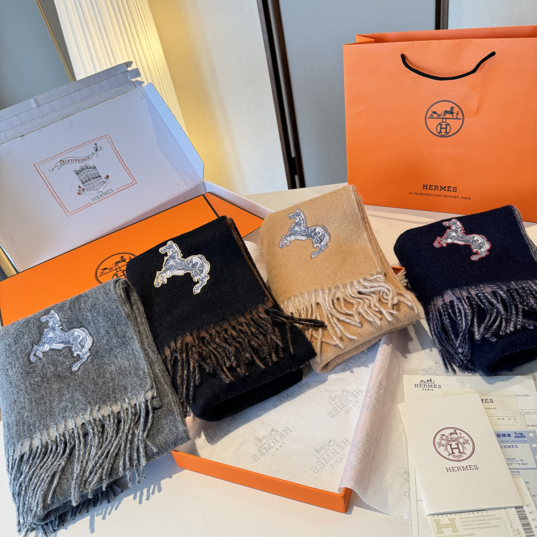 ✨✨爱马仕双面围巾❗好看的要疯掉了，太有型太有魅力了❗❗非常斯文时尚的秋冬单品！真的很喜欢，非常Clas
