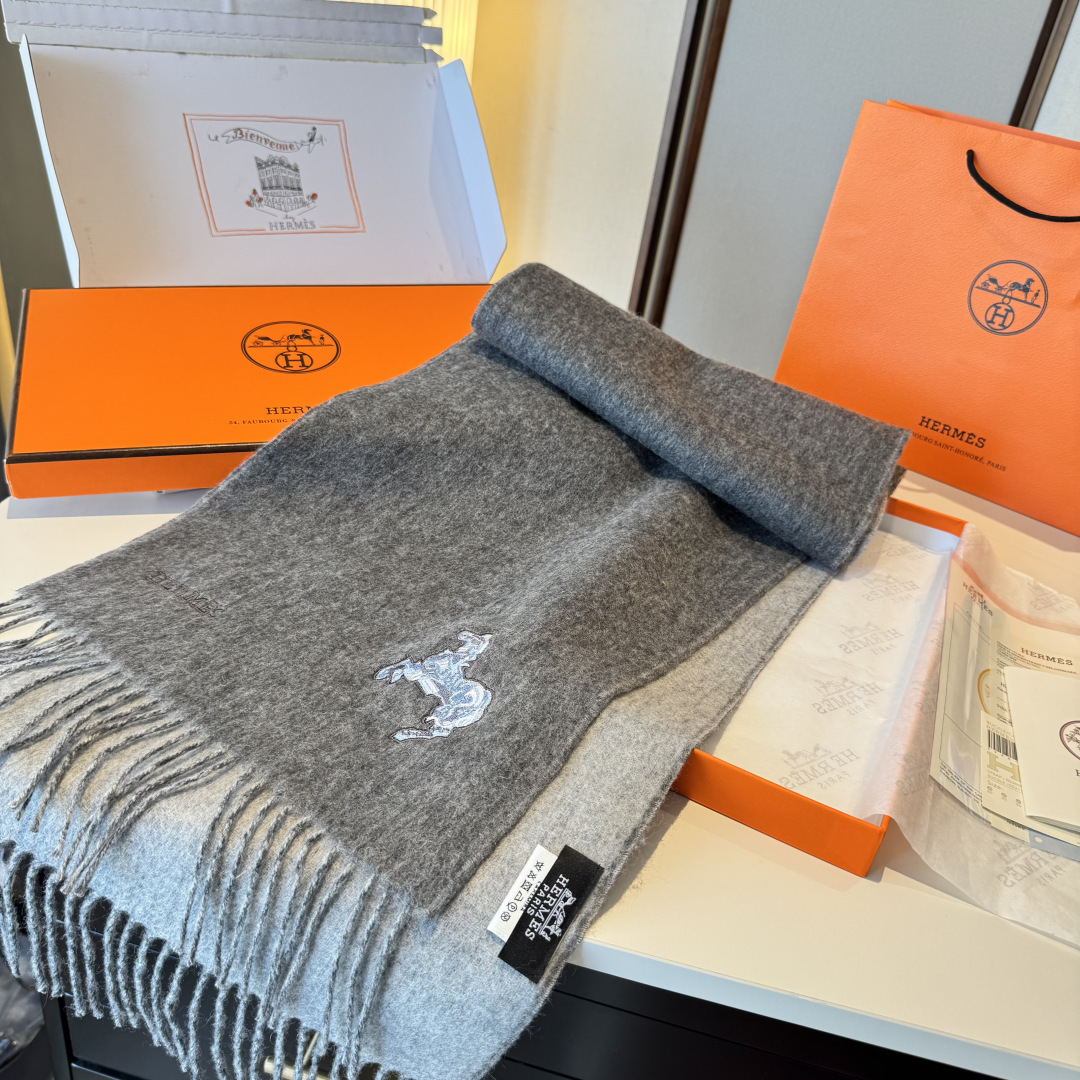 ✨✨爱马仕双面围巾❗好看的要疯掉了，太有型太有魅力了❗❗非常斯文时尚的秋冬单品！真的很喜欢，非常Clas
