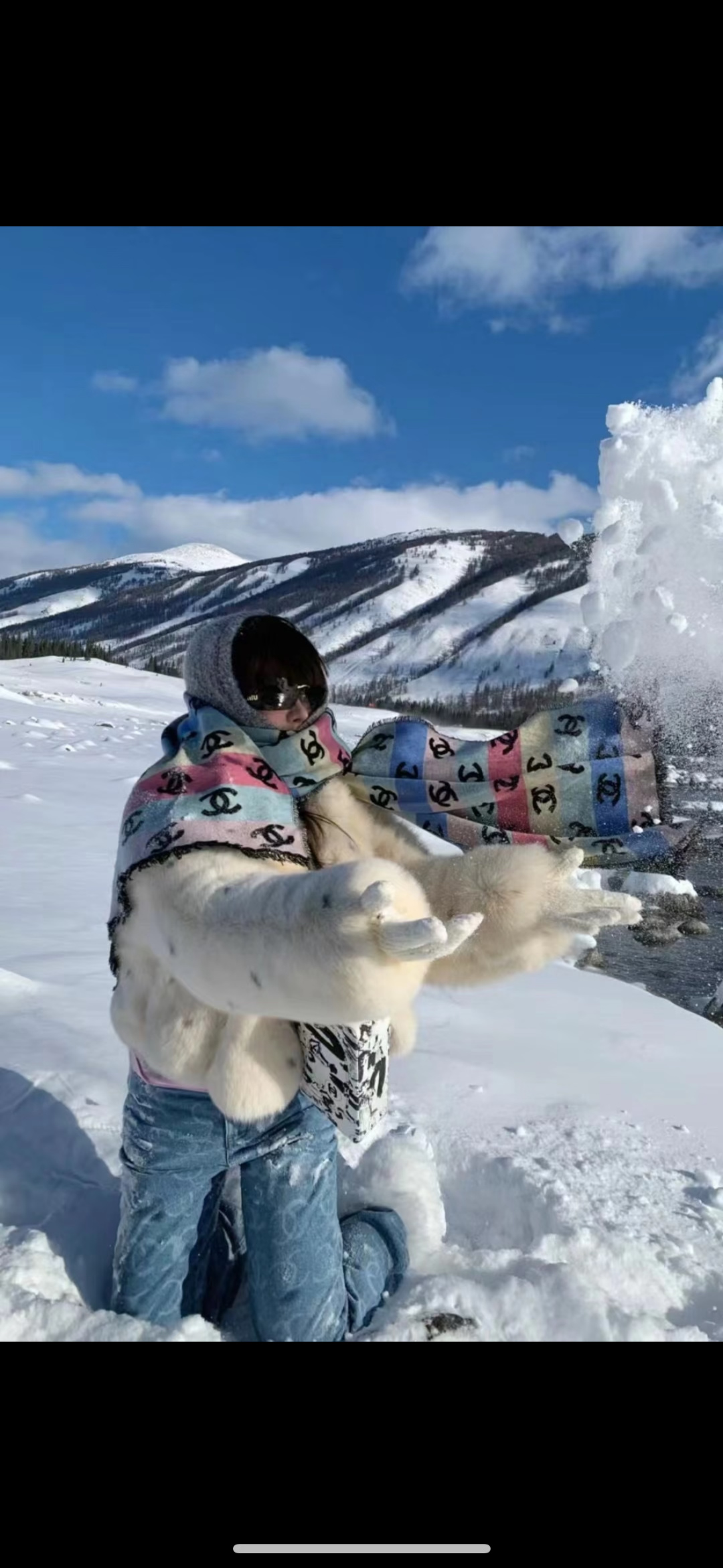爆款彩虹围巾果然是芭比的配色，上身非常好看香奈儿彩虹围巾，chanel24c 早春新品彩虹亮丝围巾披肩，