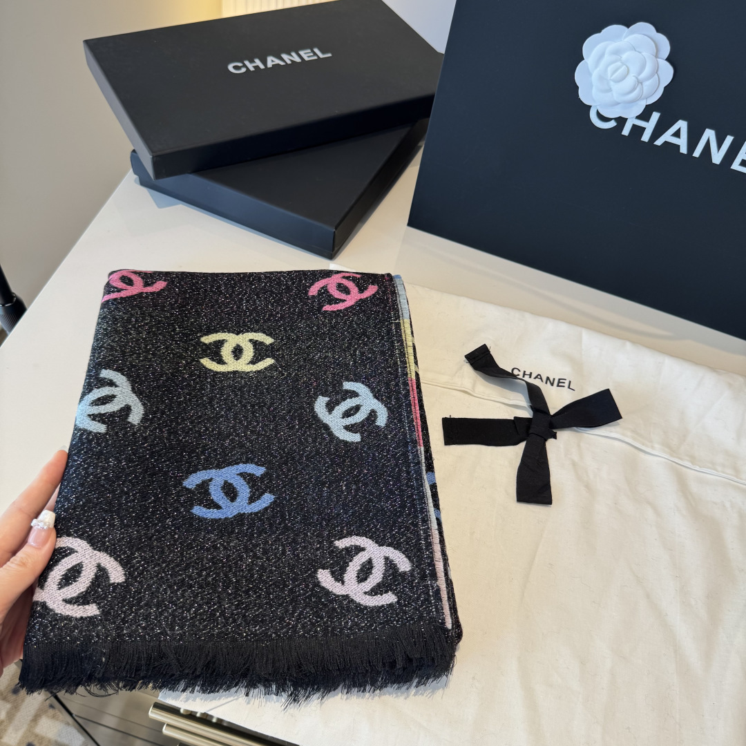 爆款彩虹围巾果然是芭比的配色，上身非常好看香奈儿彩虹围巾，chanel24c 早春新品彩虹亮丝围巾披肩，