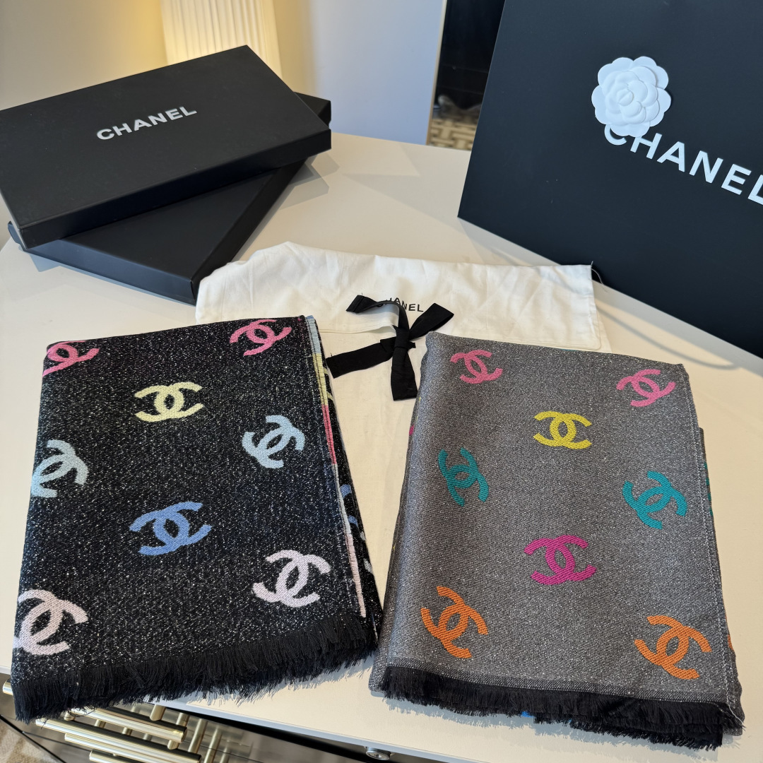 爆款彩虹围巾果然是芭比的配色，上身非常好看香奈儿彩虹围巾，chanel24c 早春新品彩虹亮丝围巾披肩，