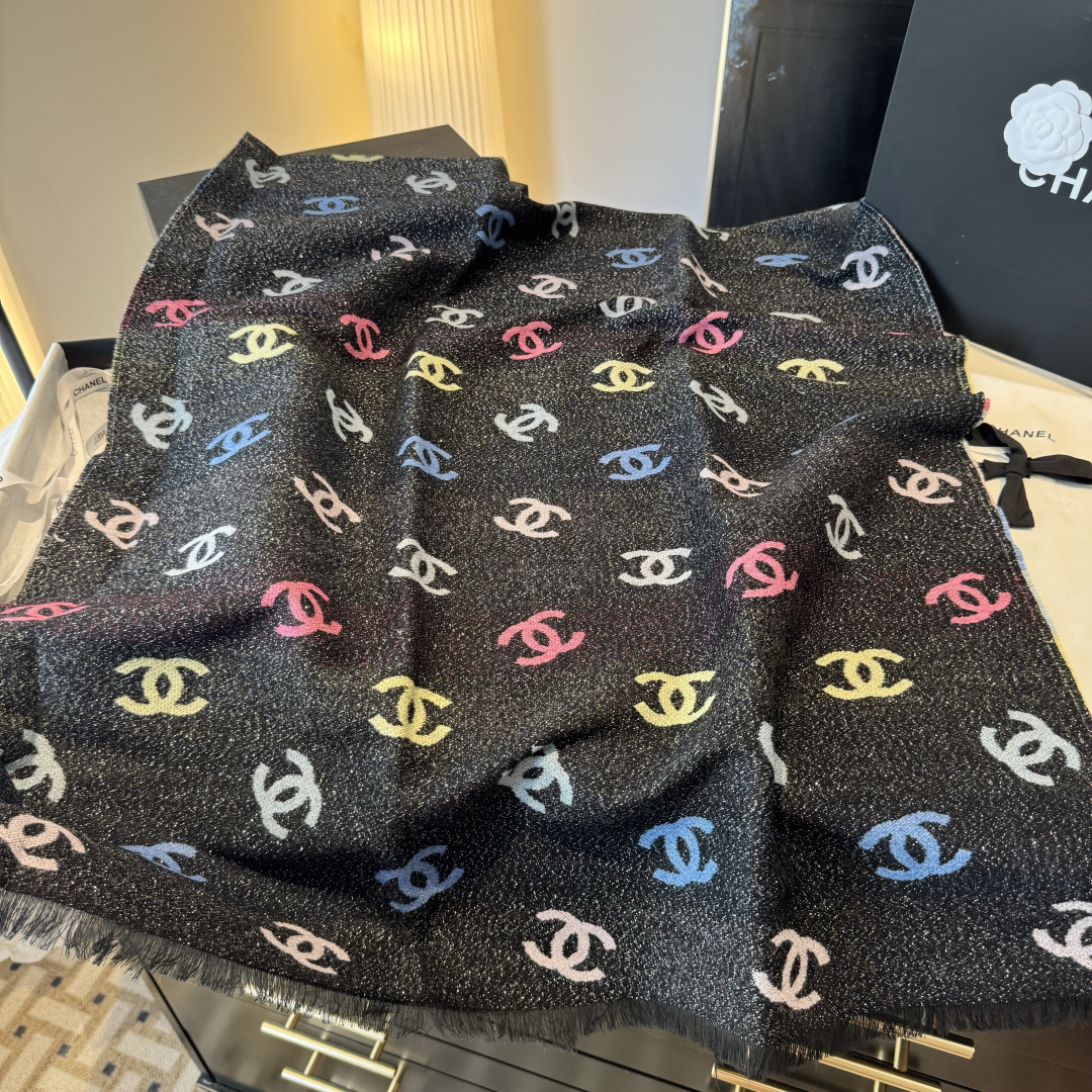 爆款彩虹围巾果然是芭比的配色，上身非常好看香奈儿彩虹围巾，chanel24c 早春新品彩虹亮丝围巾披肩，