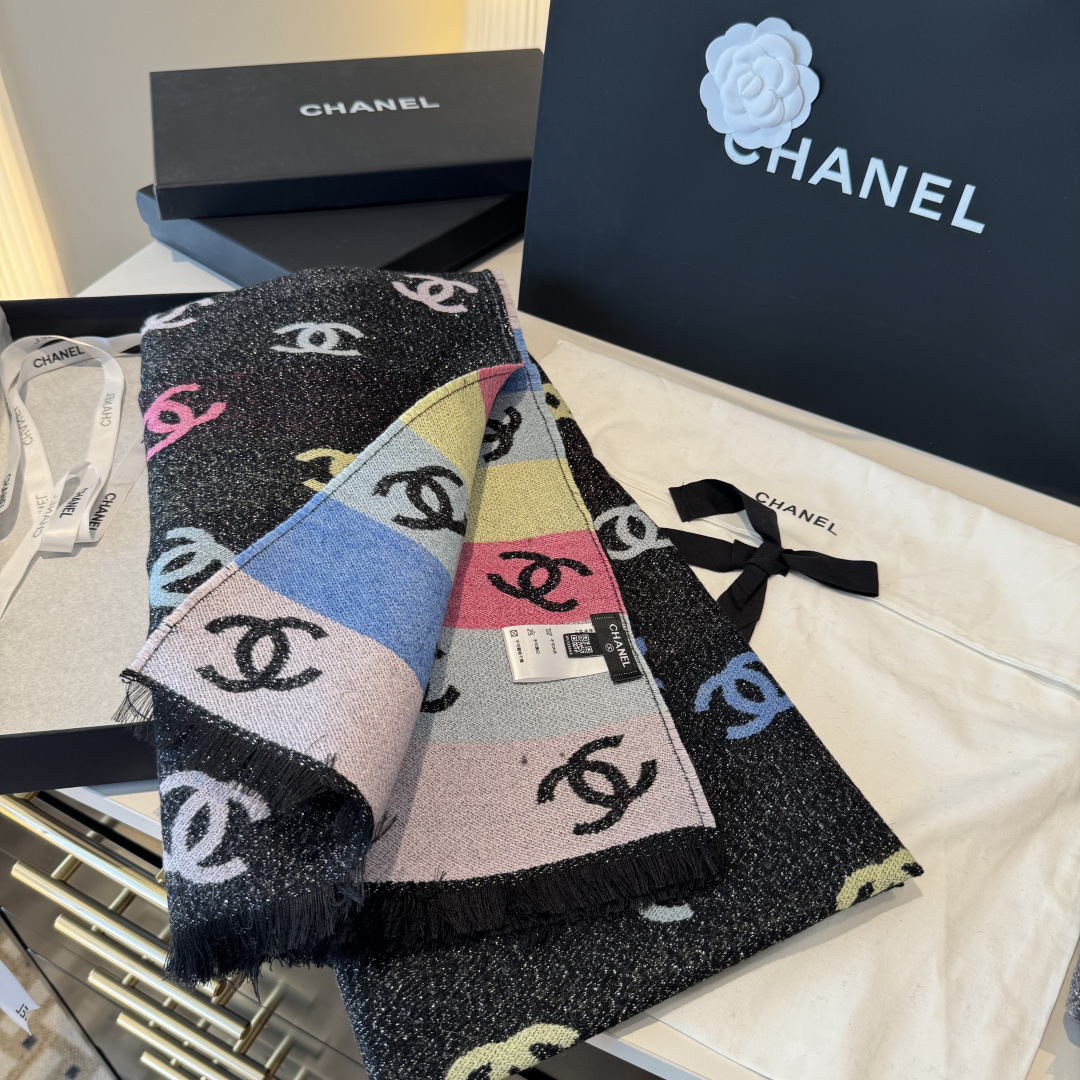 爆款彩虹围巾果然是芭比的配色，上身非常好看香奈儿彩虹围巾，chanel24c 早春新品彩虹亮丝围巾披肩，