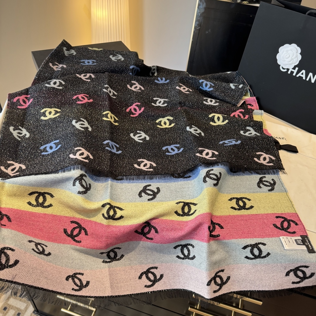 爆款彩虹围巾果然是芭比的配色，上身非常好看香奈儿彩虹围巾，chanel24c 早春新品彩虹亮丝围巾披肩，