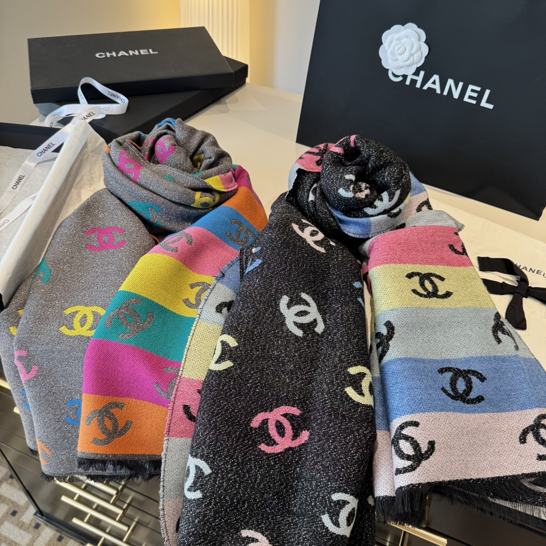 爆款彩虹围巾果然是芭比的配色，上身非常好看香奈儿彩虹围巾，chanel24c 早春新品彩虹亮丝围巾披肩，