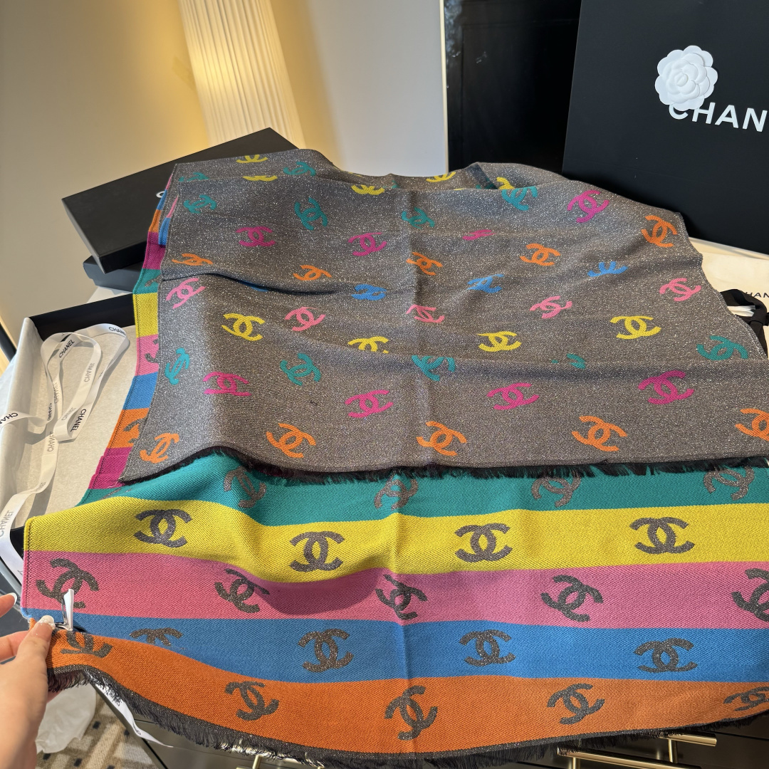 爆款彩虹围巾果然是芭比的配色，上身非常好看香奈儿彩虹围巾，chanel24c 早春新品彩虹亮丝围巾披肩，