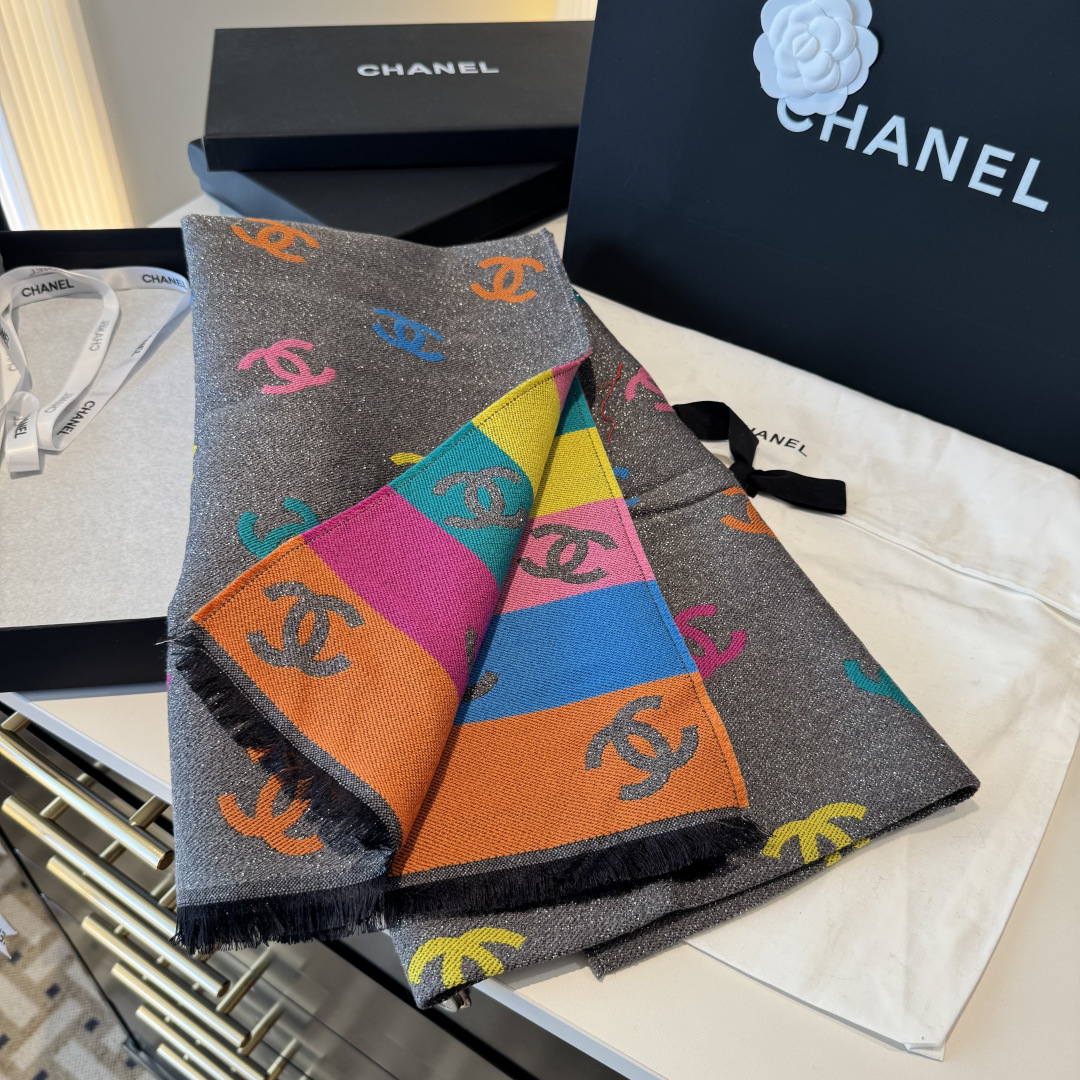 爆款彩虹围巾果然是芭比的配色，上身非常好看香奈儿彩虹围巾，chanel24c 早春新品彩虹亮丝围巾披肩，