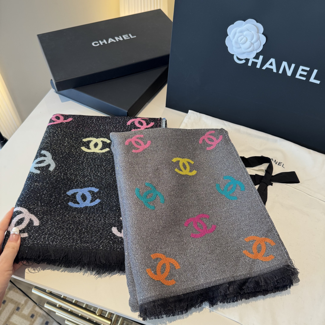 爆款彩虹围巾果然是芭比的配色，上身非常好看香奈儿彩虹围巾，chanel24c 早春新品彩虹亮丝围巾披肩，