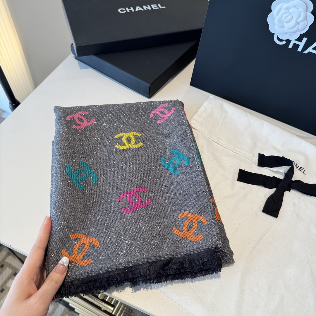 爆款彩虹围巾果然是芭比的配色，上身非常好看香奈儿彩虹围巾，chanel24c 早春新品彩虹亮丝围巾披肩，