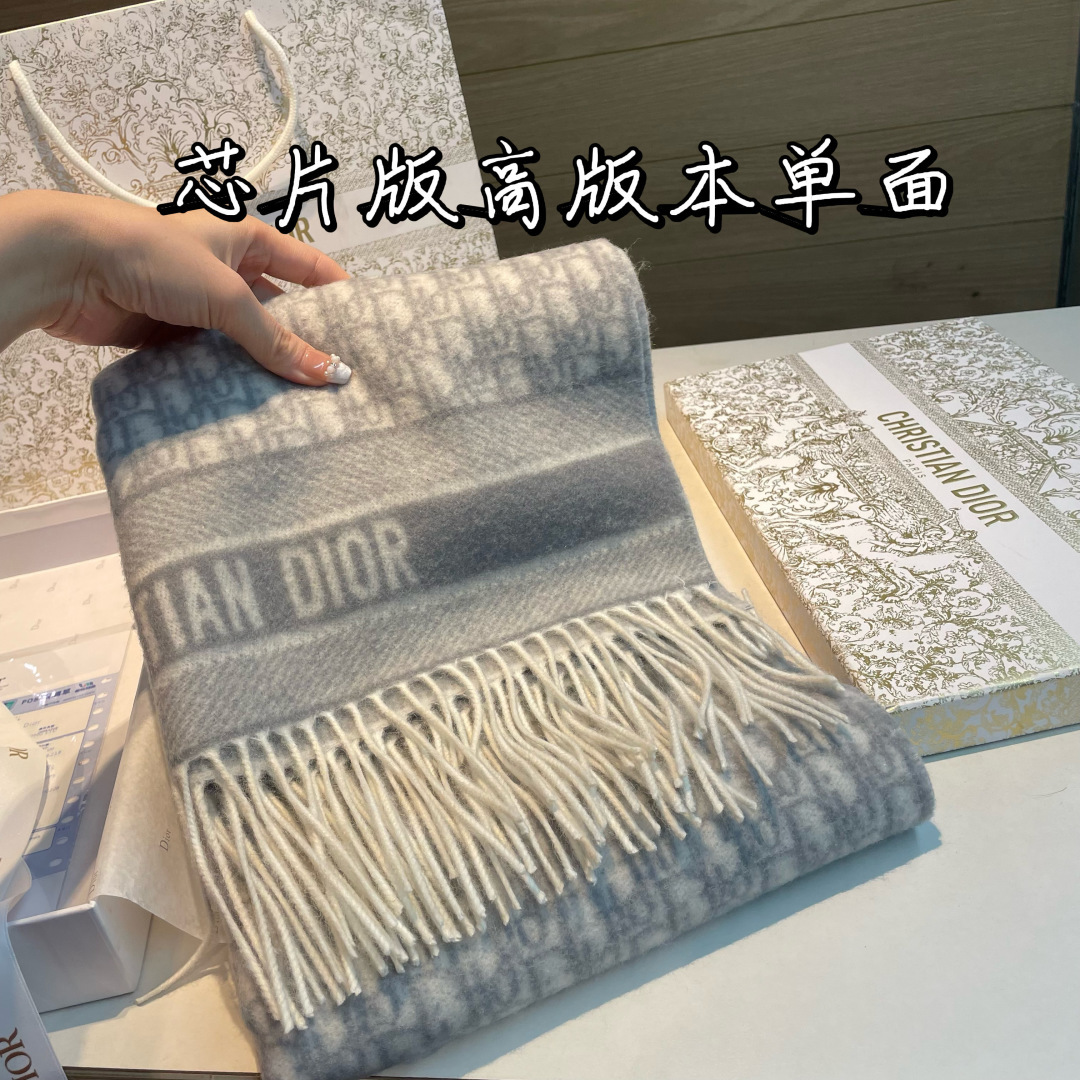 芯片版迪奥（Dior）明星同款dd围巾。经典款永远不会过时，而且超百搭。超级好看！！果断自留！精致散须 