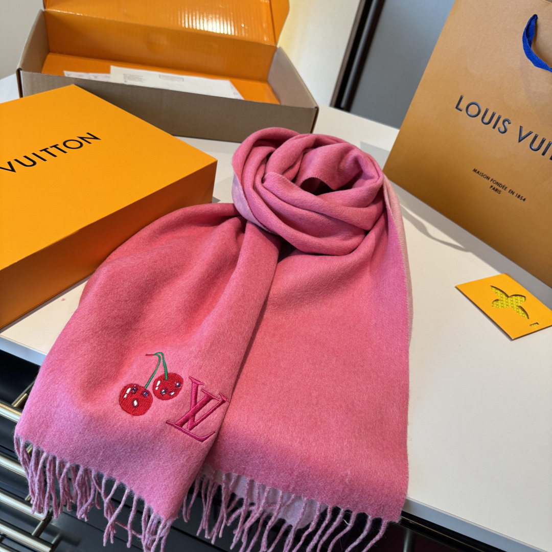 樱桃围巾❗️好看的要疯掉了，太有型太有魅力了❗️❗️非常斯文时尚的秋冬单品！真的很喜欢，非常Classi