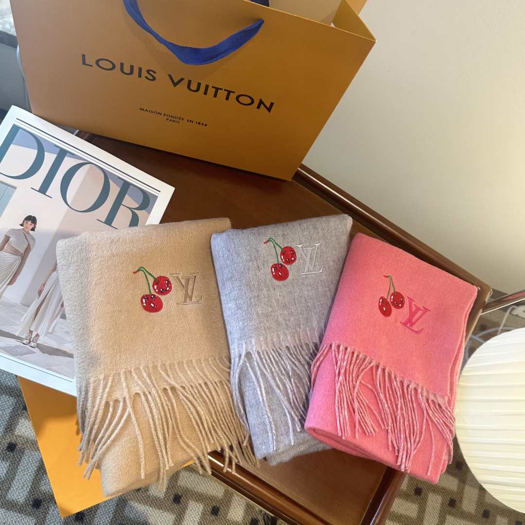 樱桃围巾❗️好看的要疯掉了，太有型太有魅力了❗️❗️非常斯文时尚的秋冬单品！真的很喜欢，非常Classi