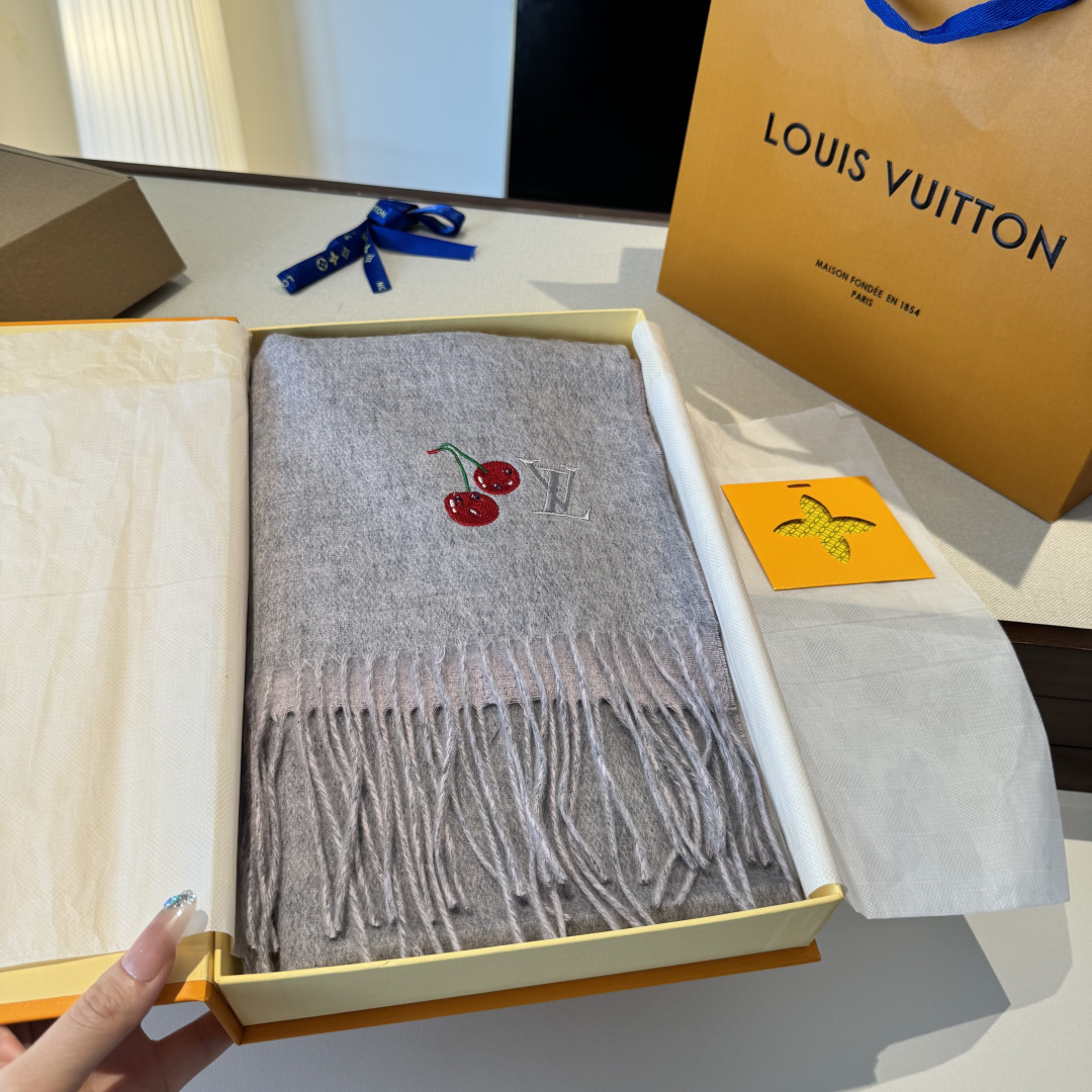 樱桃围巾❗️好看的要疯掉了，太有型太有魅力了❗️❗️非常斯文时尚的秋冬单品！真的很喜欢，非常Classi