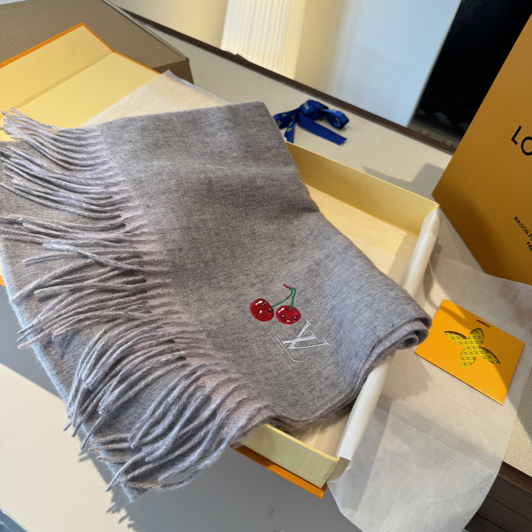 樱桃围巾❗️好看的要疯掉了，太有型太有魅力了❗️❗️非常斯文时尚的秋冬单品！真的很喜欢，非常Classi