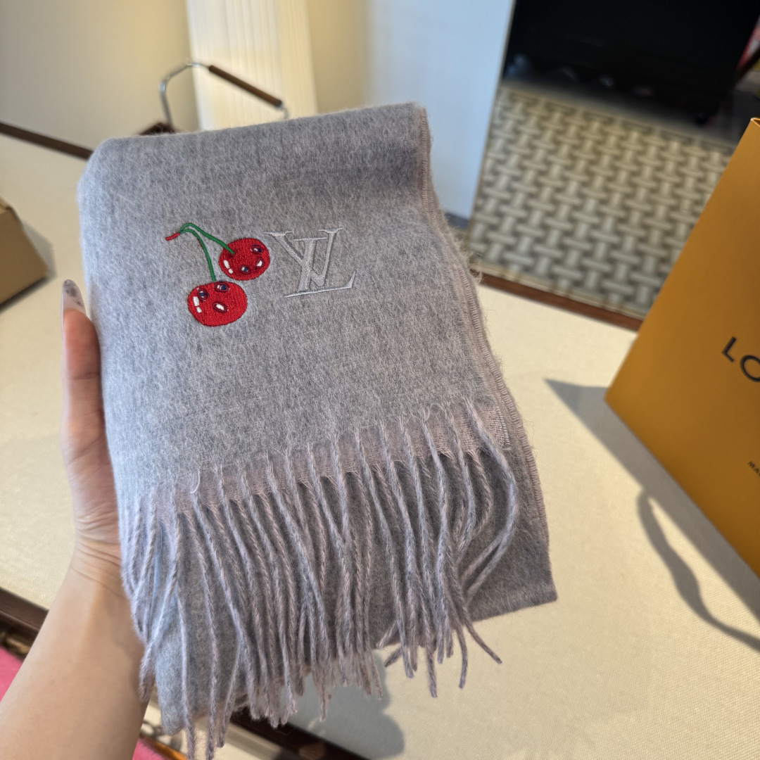 樱桃围巾❗️好看的要疯掉了，太有型太有魅力了❗️❗️非常斯文时尚的秋冬单品！真的很喜欢，非常Classi