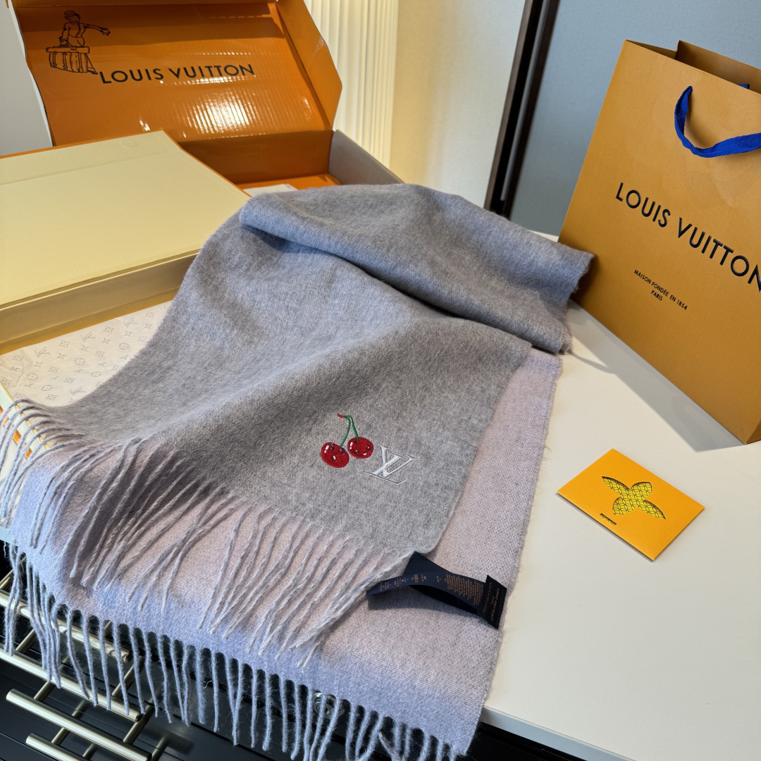 樱桃围巾❗️好看的要疯掉了，太有型太有魅力了❗️❗️非常斯文时尚的秋冬单品！真的很喜欢，非常Classi