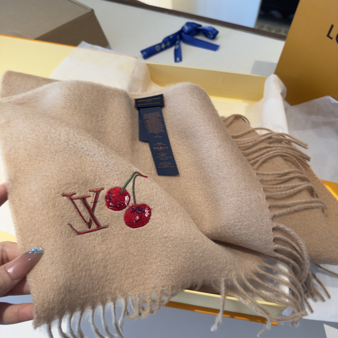 樱桃围巾❗️好看的要疯掉了，太有型太有魅力了❗️❗️非常斯文时尚的秋冬单品！真的很喜欢，非常Classi