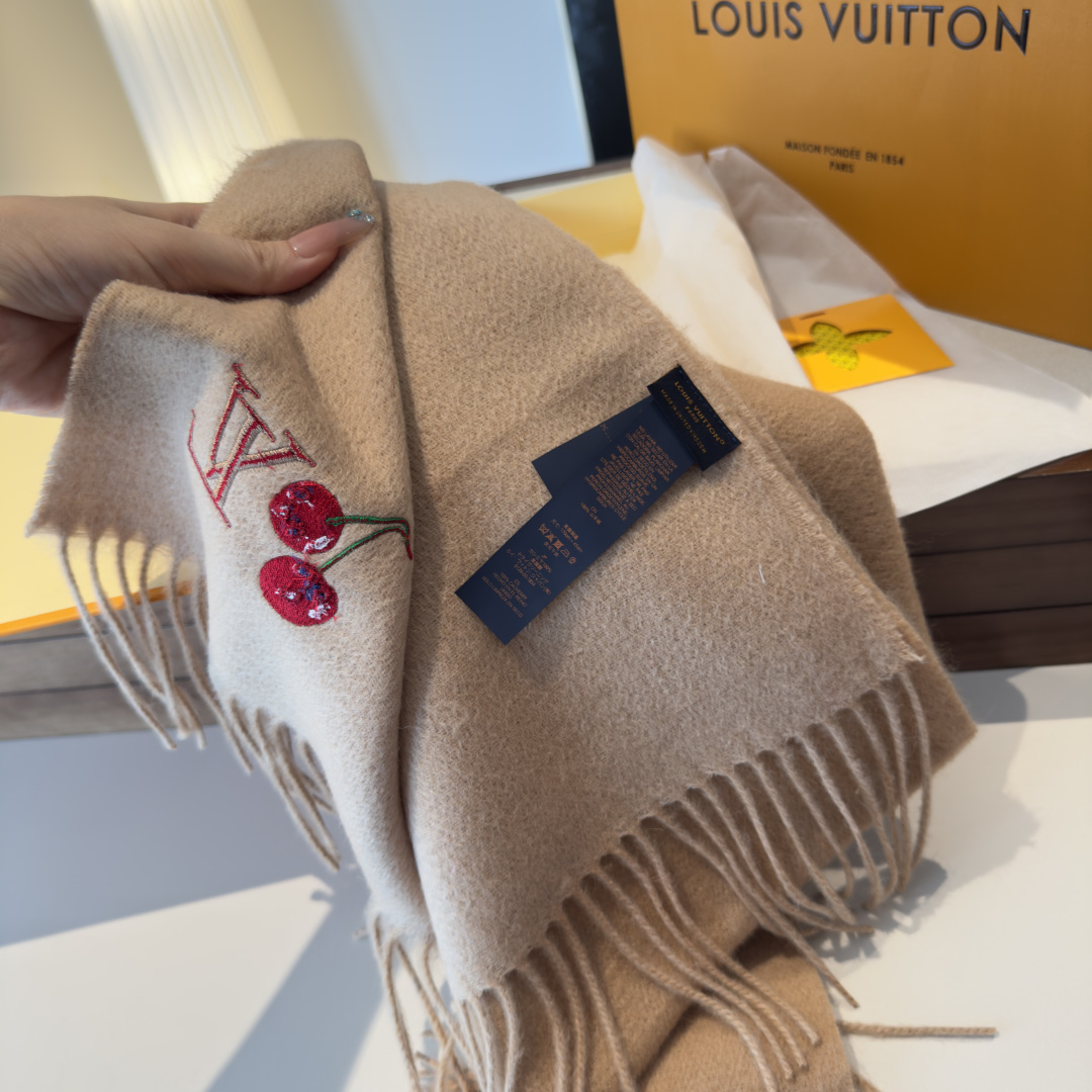 樱桃围巾❗️好看的要疯掉了，太有型太有魅力了❗️❗️非常斯文时尚的秋冬单品！真的很喜欢，非常Classi